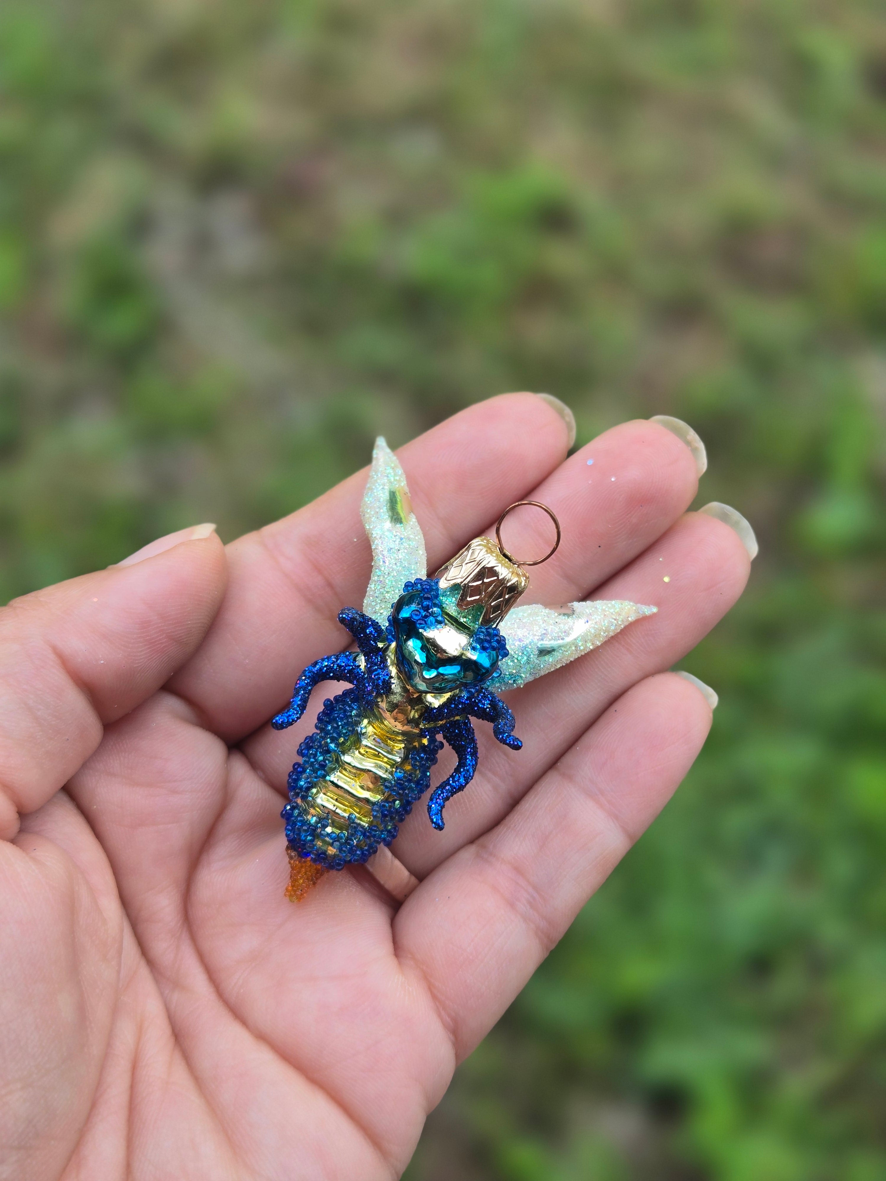 Mini Delicate Queen Bee